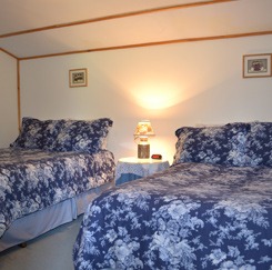 Two twin beds in bedroom at the Snow Cottage
